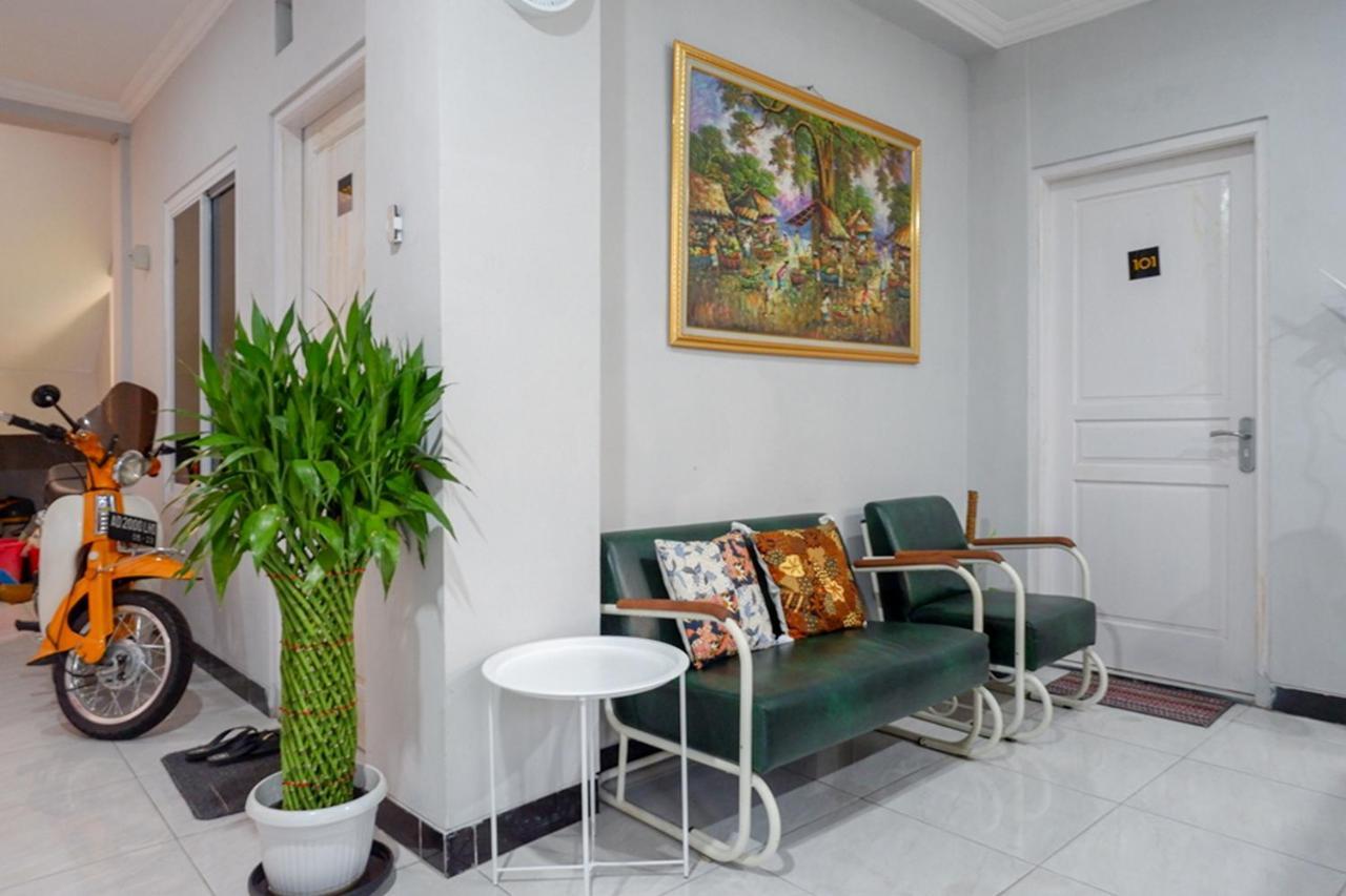 Reddoorz Near Jalan Adi Sucipto Solo Hotel Exterior foto