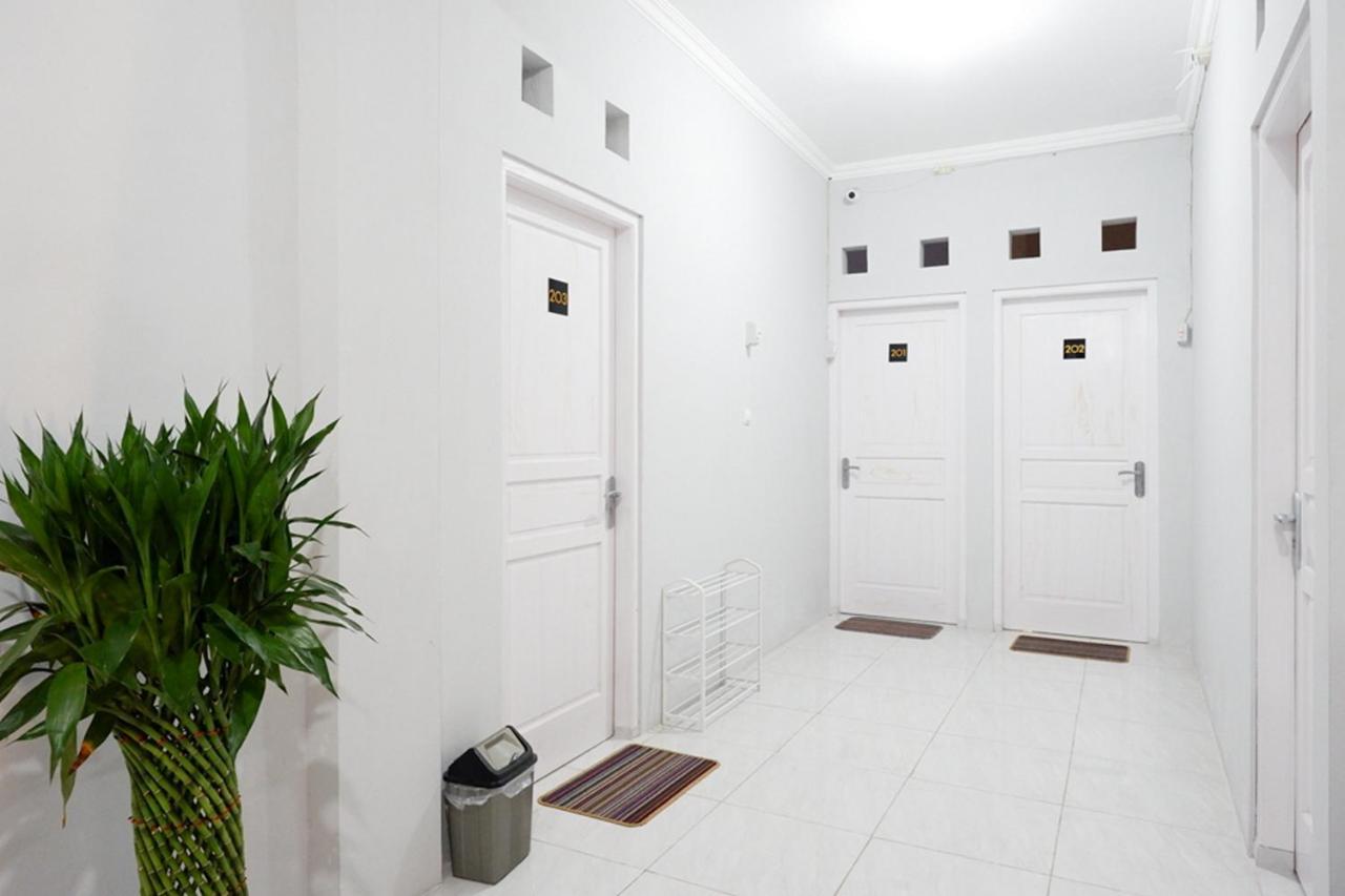 Reddoorz Near Jalan Adi Sucipto Solo Hotel Exterior foto